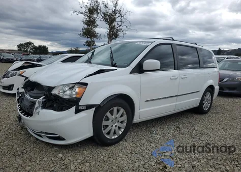 2015 Chrysler Town & Country Touring z USA, uszkodzony, nr VIN 2C4RC1BG9FR538953